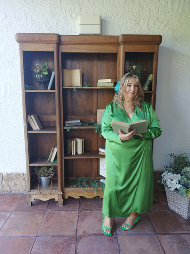Image of Author Margarita Elena García, escribiendo la vida, página a página