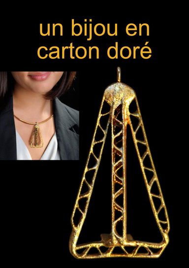 un bijou en carton doré