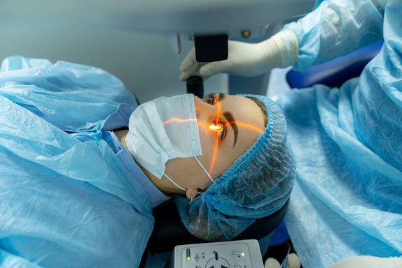 Dr. Rajiv Bajaj: Your Visionary Eye Specialist in Delhi