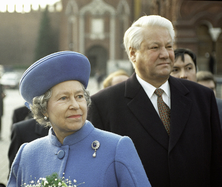The Beginning of a Great Revival in Great Britain and China – Interviews and Nocturnal Encounters with the MI6 Agent Lucie