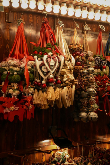 Is Kashmir's Market Scene a Shopper's Paradise in North India Worth Exploring?