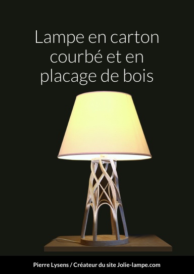 Lampe en carton courbé et en placage de bois