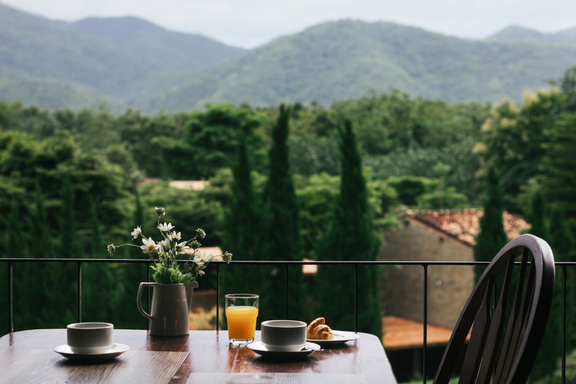 Find peace in Nainital at these top 10 guesthouses in 2024.